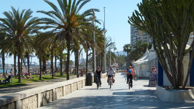 Naast het strand van Malaga is een actieve boulevard vol met sporters en fietsers